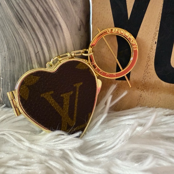 Louis Vuitton Heart Shaped Compact Mirror / Bag Charm / Key Chain - Picture 1 of 13